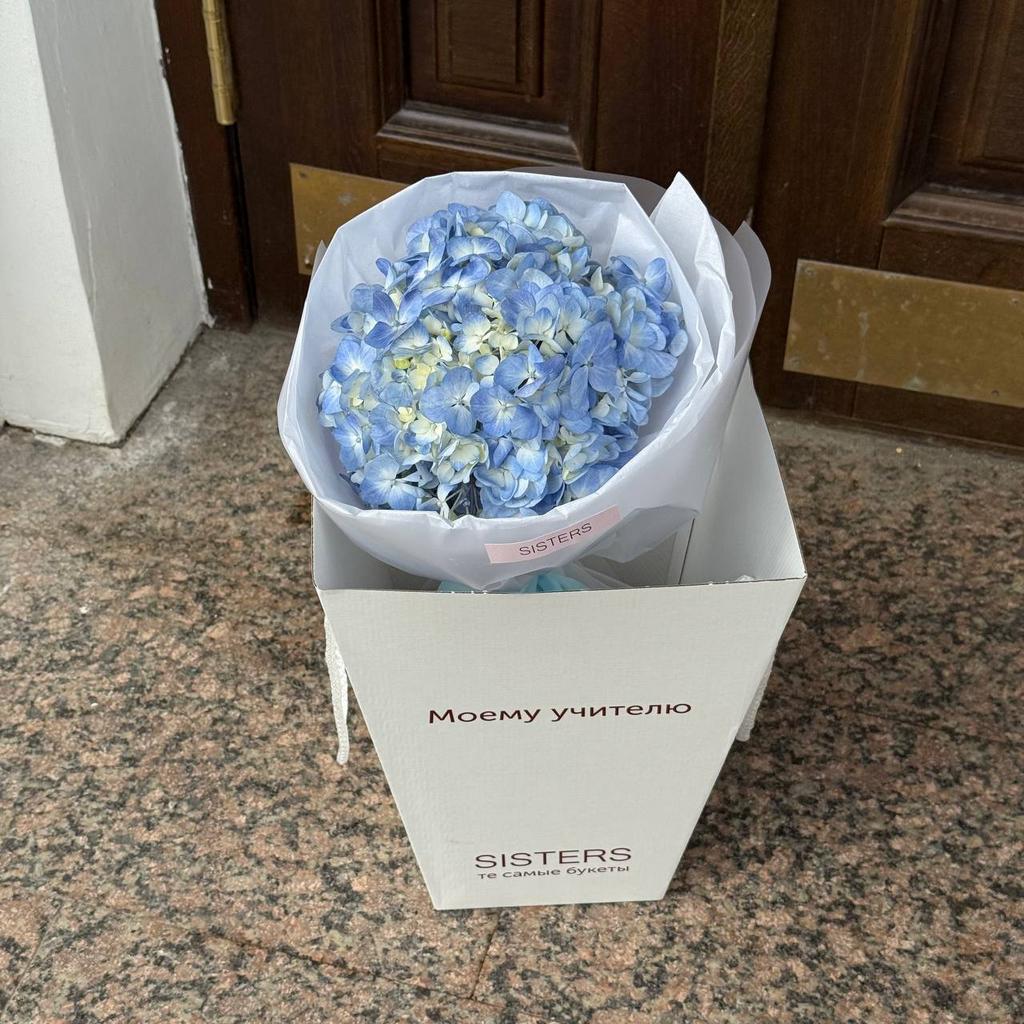 Букет с голубой гортензией