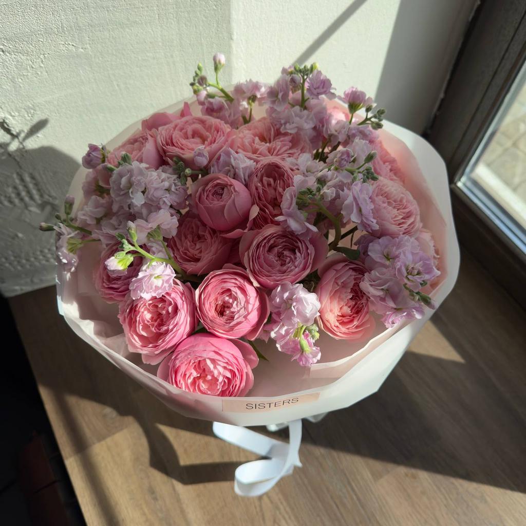 Авторский букет "Пионовидные розы Сильва + Маттиола"