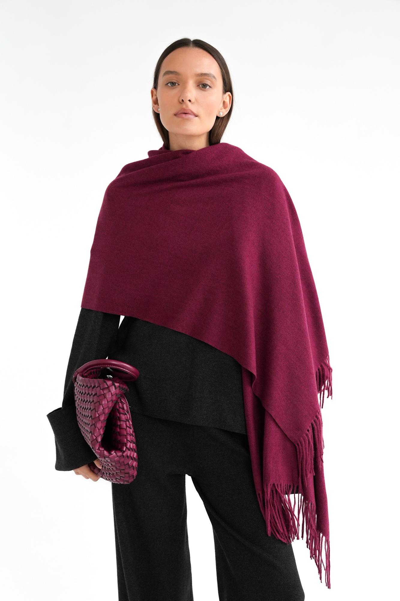 Палантин однотонный из вискозы бордового цвета