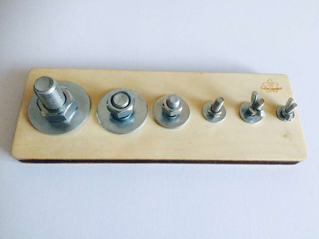 Монтессори досочка с гаечками