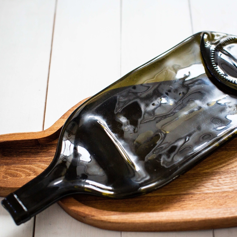 Тарелка с большой бутылкой в футляре из дерева