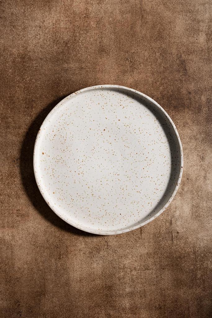 Плоская белая тарелка в крапинку 22 см