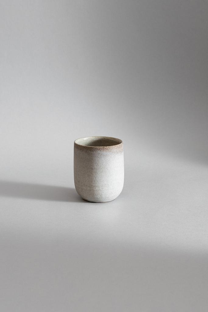 Серый высокий стакан