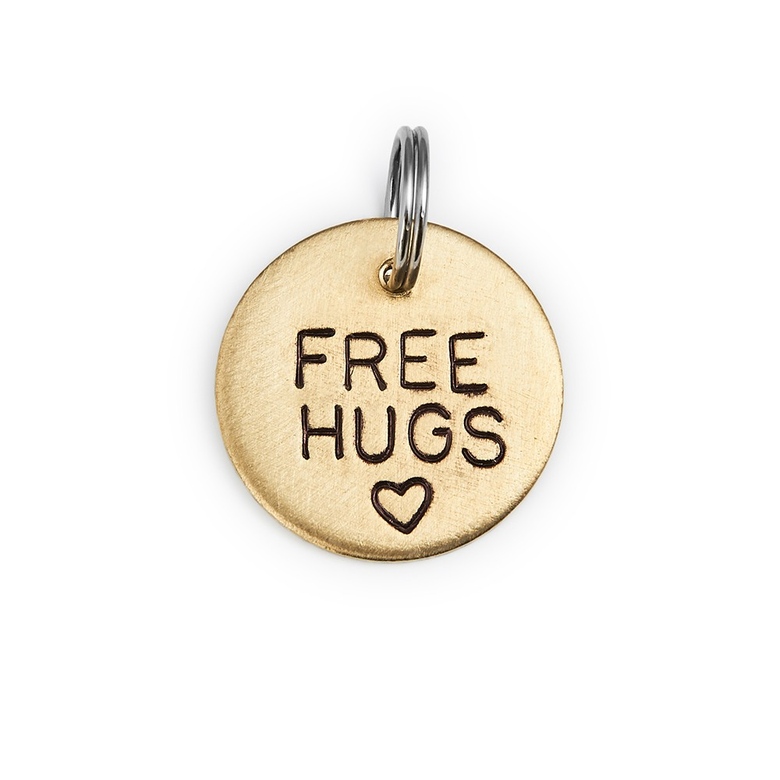 Адресник БЕСПЛАТНЫЕ ОБНИМАНИЯ (латунь/мельхиор, 25/32 мм)