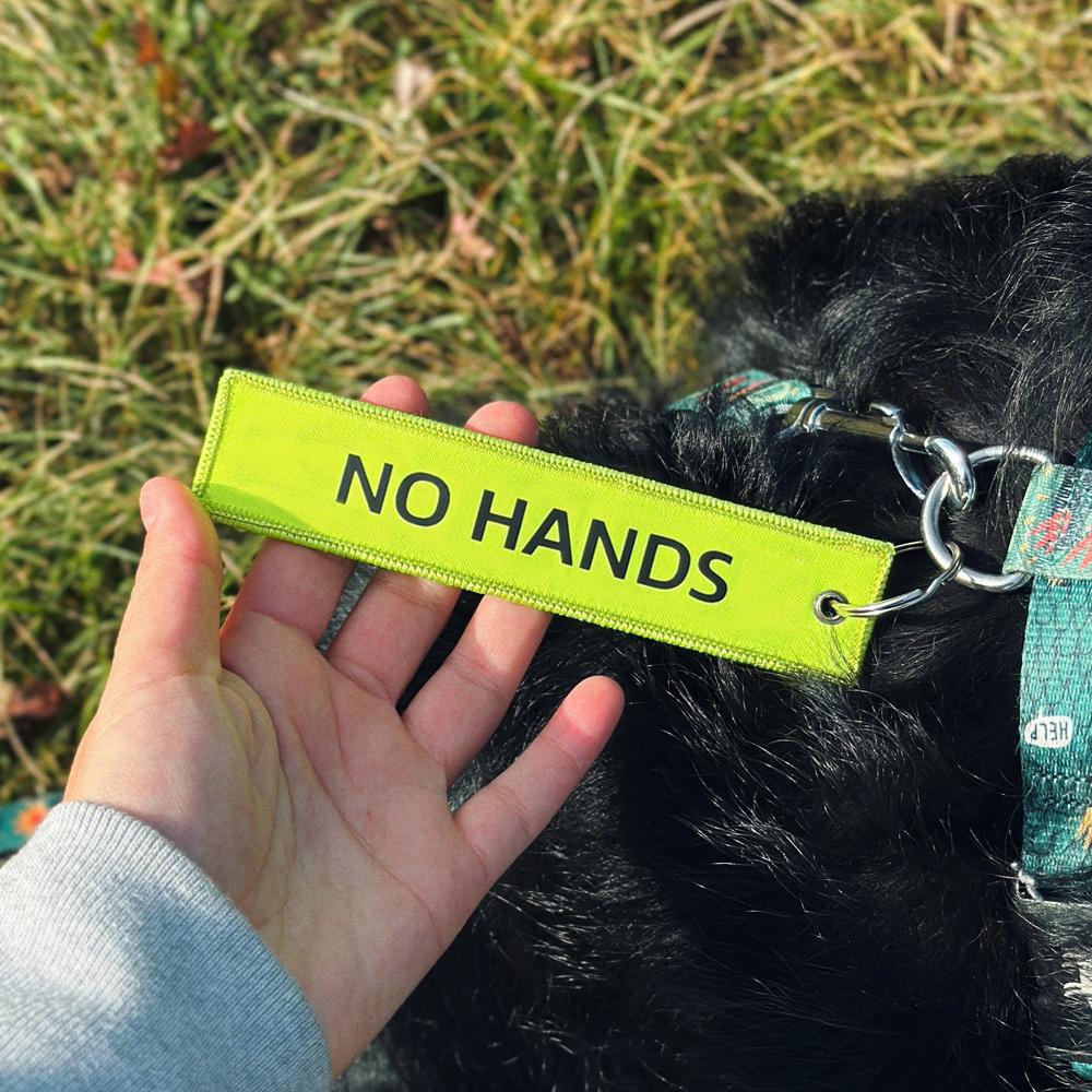 Предупреждающий брелок БЕЗ РУК (англ., 14 см)