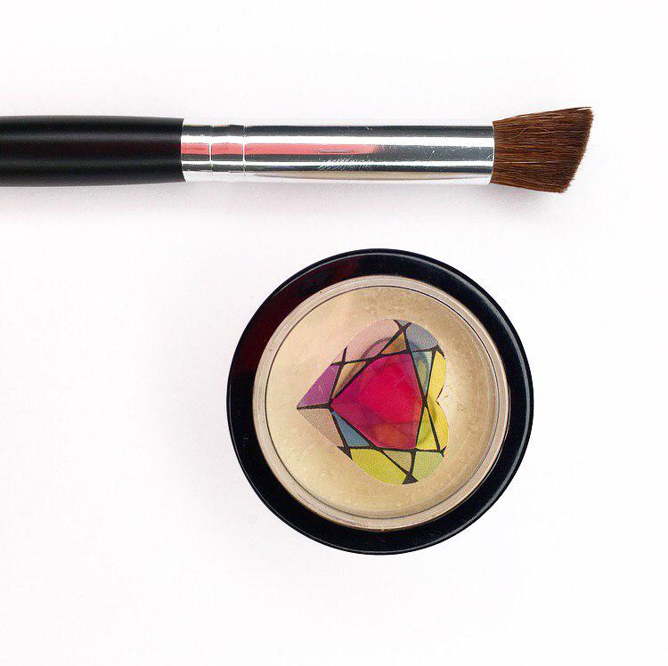 Круглая плотная кисть, с прямым скошенным срезом. Микрокабуки.