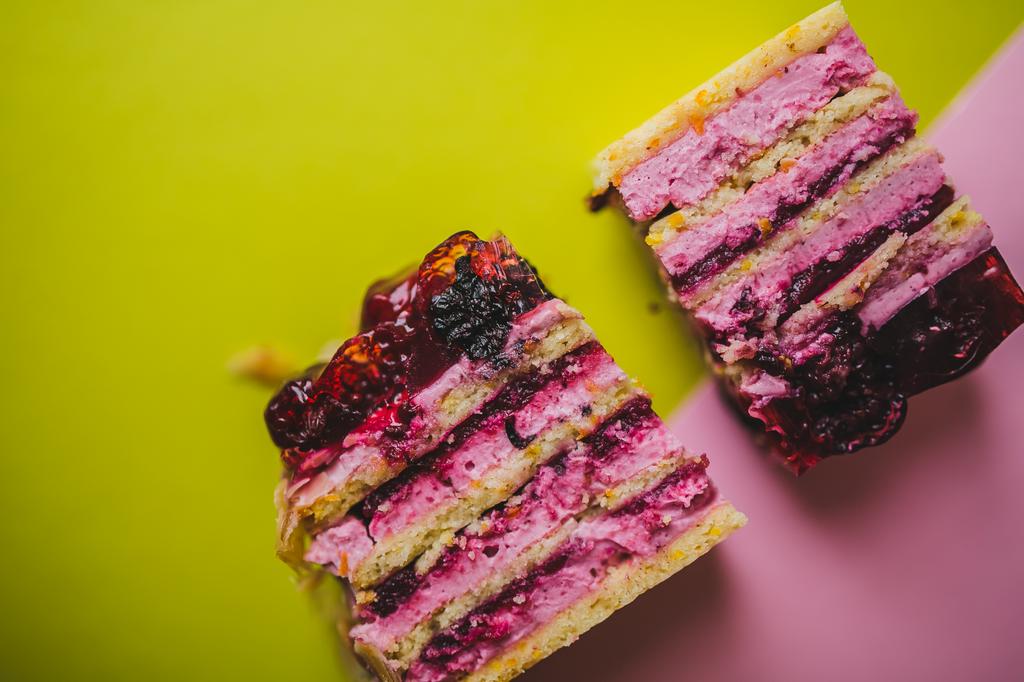 Брусничное пирожное с ежевичным кремё