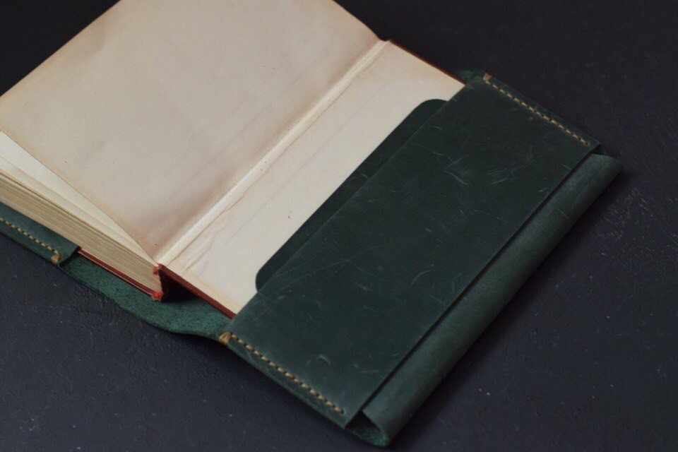 Кожаная обложка на ежедневник и книгу