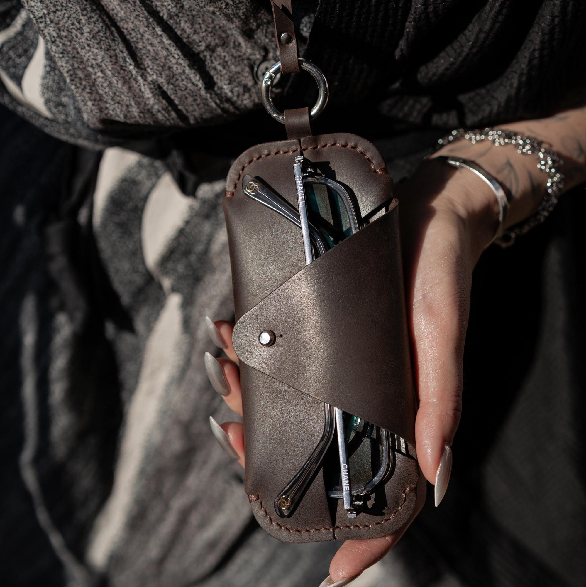 Кожаный очечник на ремешке с кобурной застёжкой