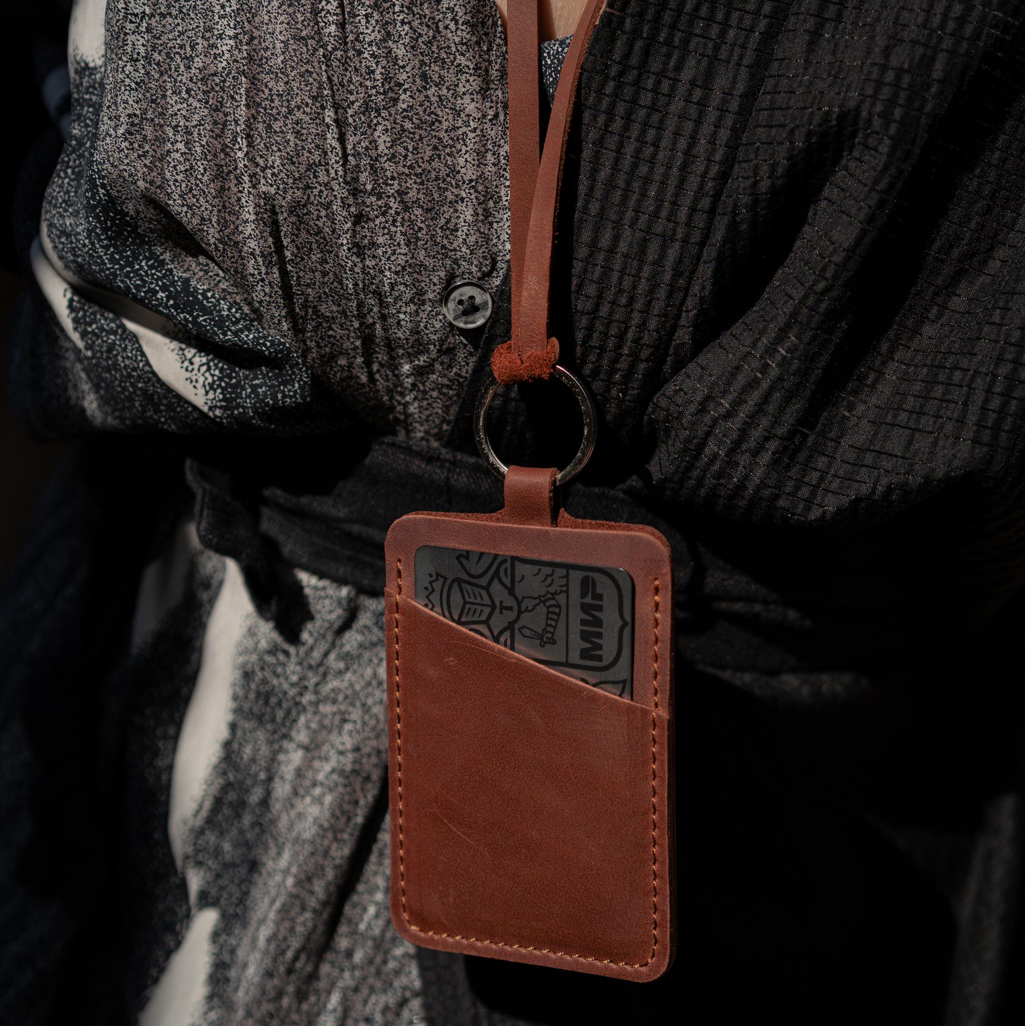 Кожаный чехол для бейджа и пропуска на ремешке на 2 отделения