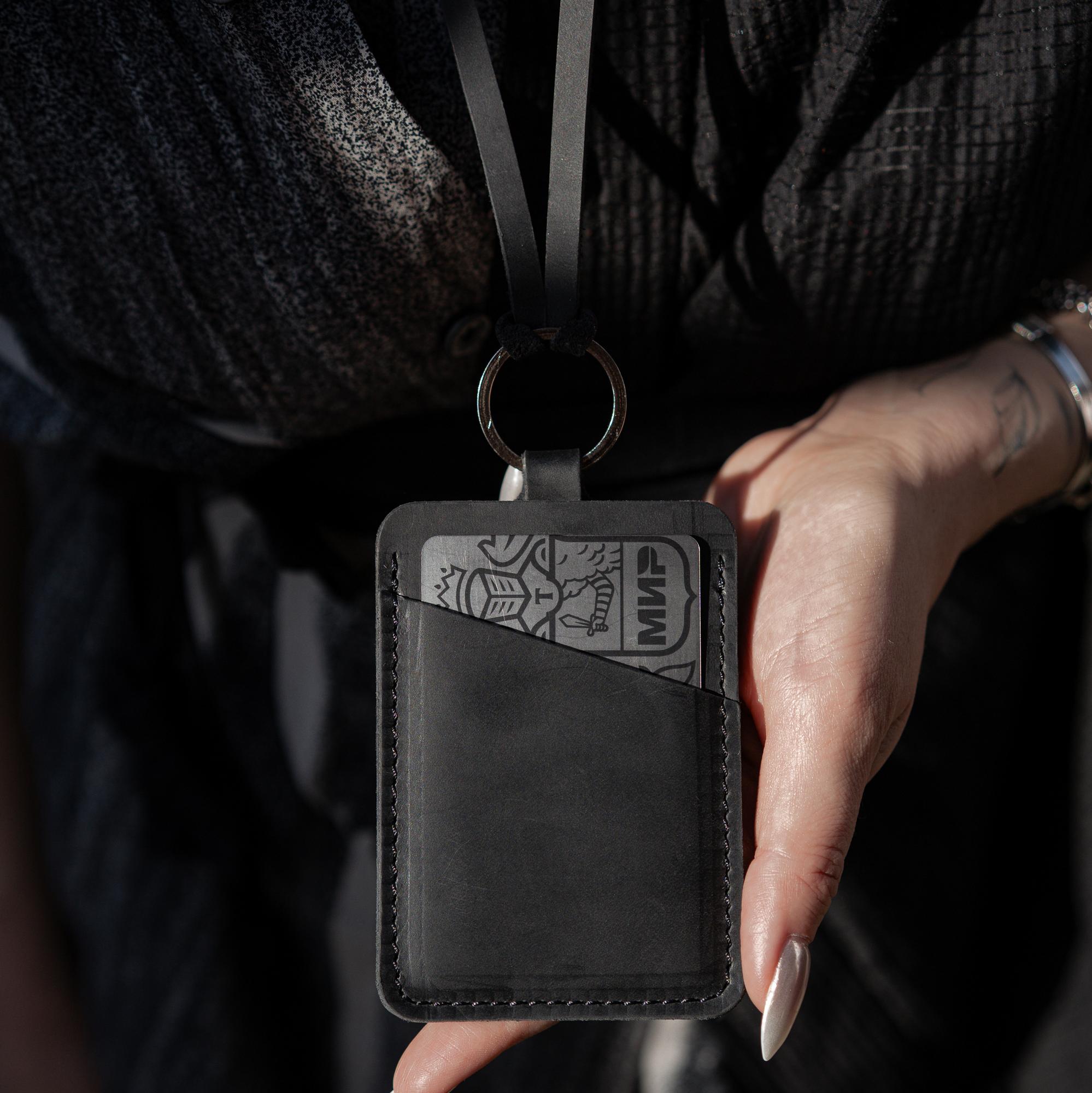 Кожаный чехол для бейджа и пропуска на ремешке на 2 отделения