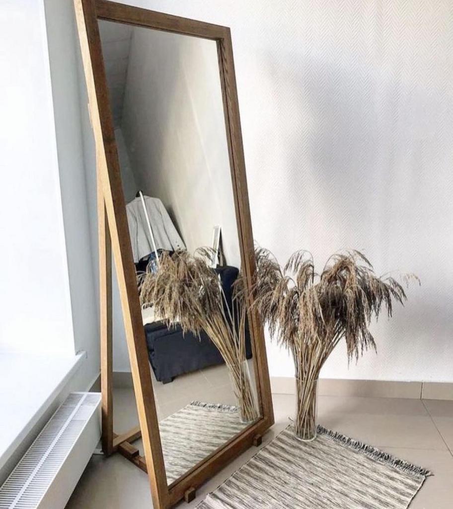 Зеркало на подставке в деревянной раме