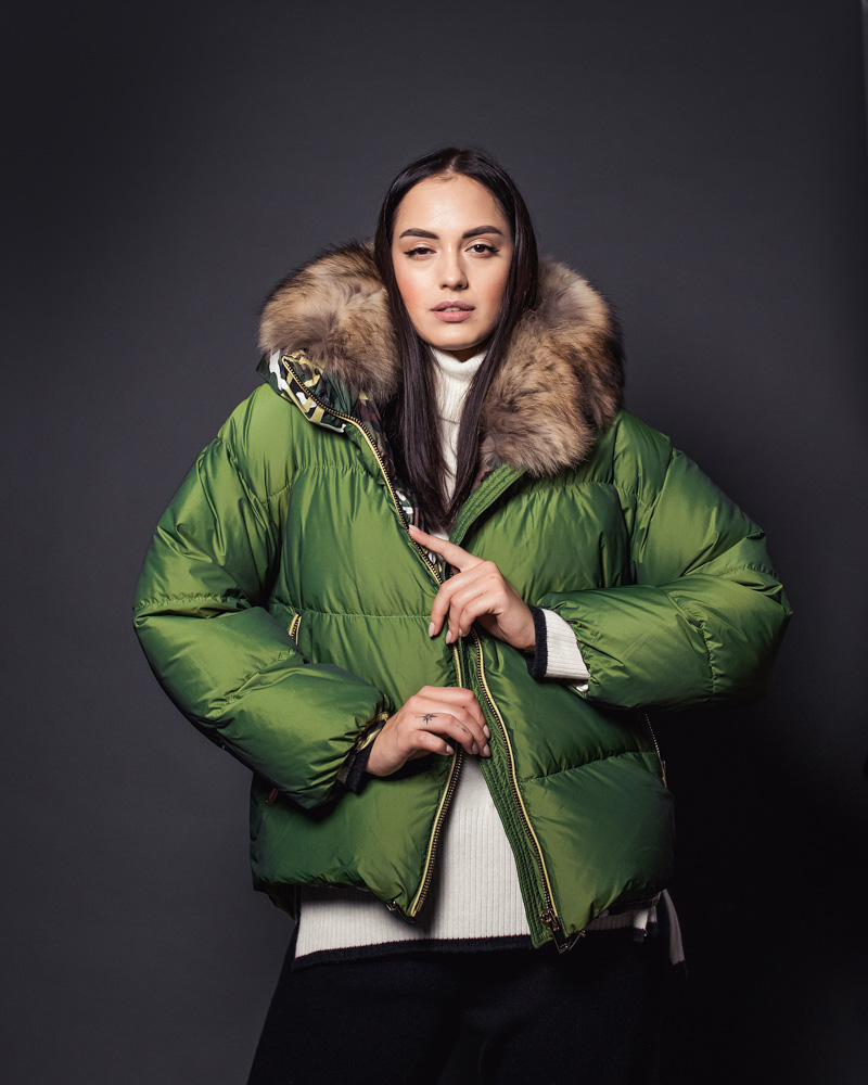 Пуховик с мехом енота