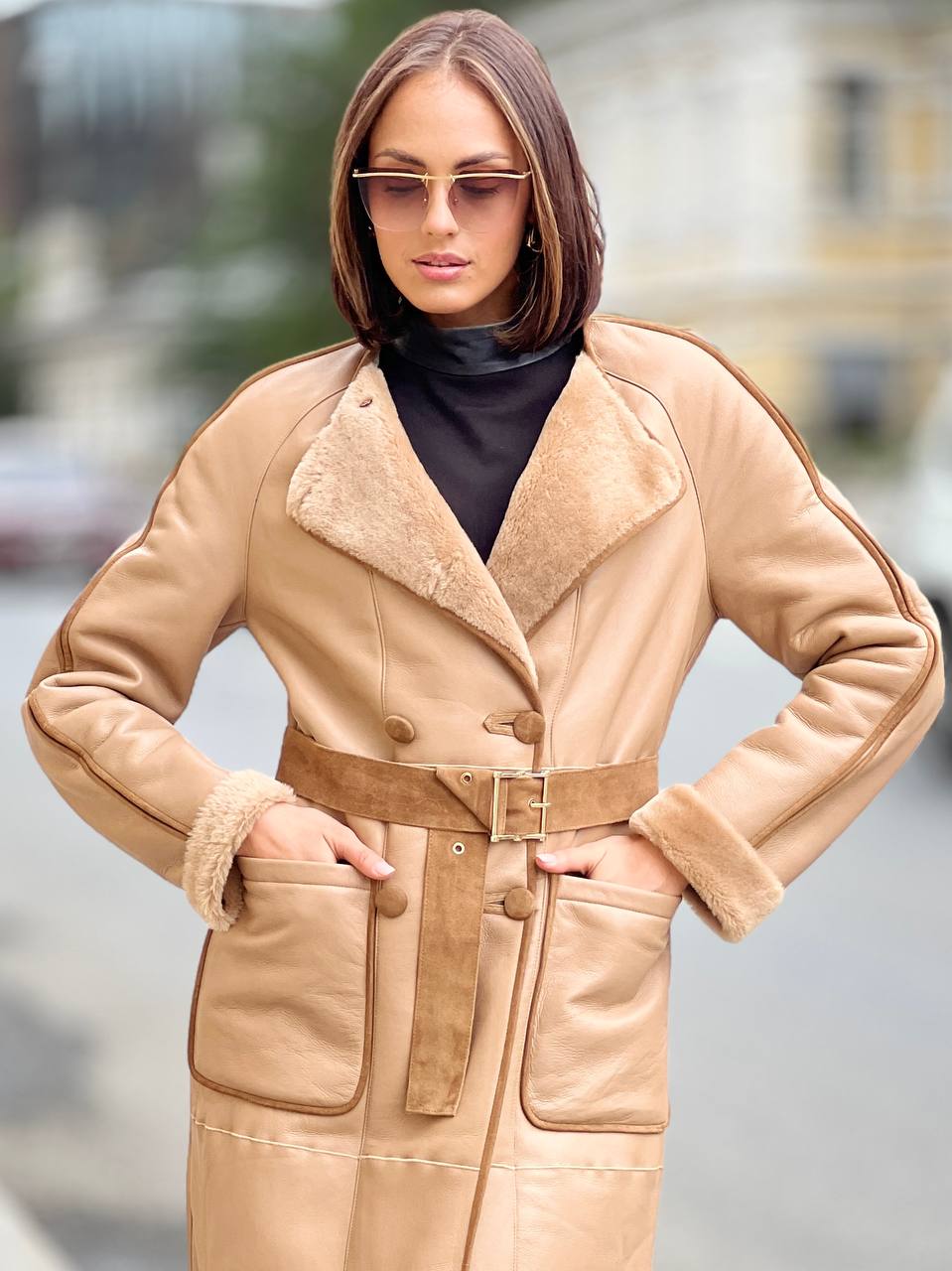 Приталенная дубленка без воротника цвета кэмел.