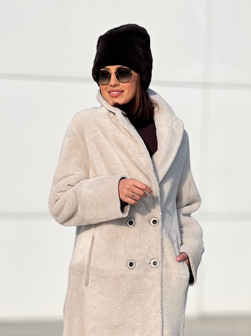 Двусторонняя дубленка светло-серого оттенка.