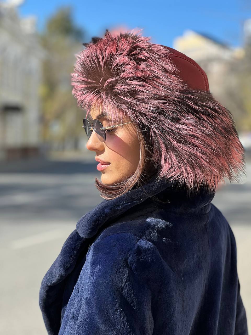 Шапка-ушанка из чернобурки оттенка бургунди.