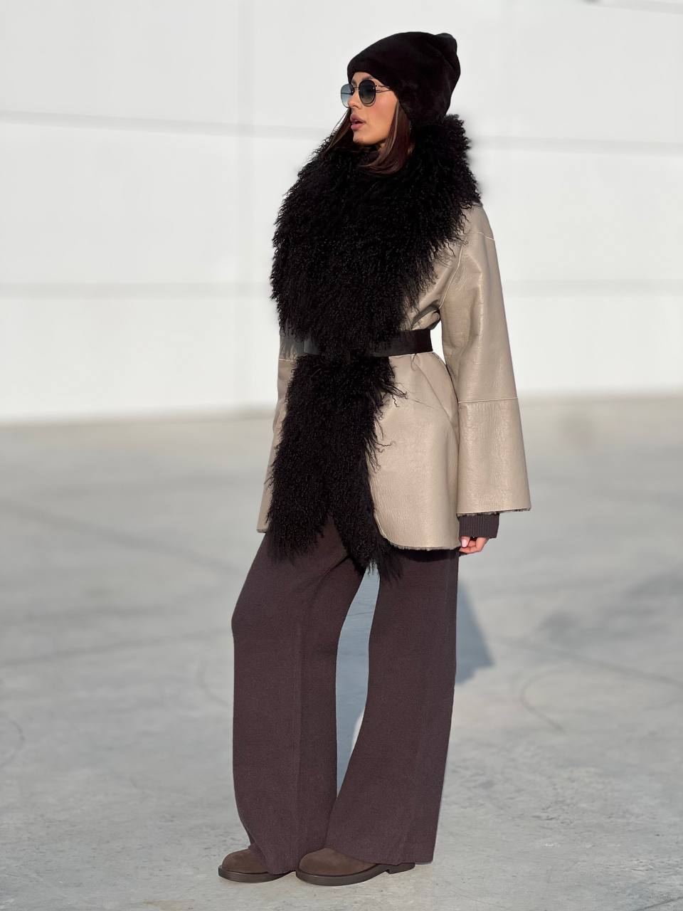 Двусторонняя дубленка с мехом ламы шоколадного цвета.