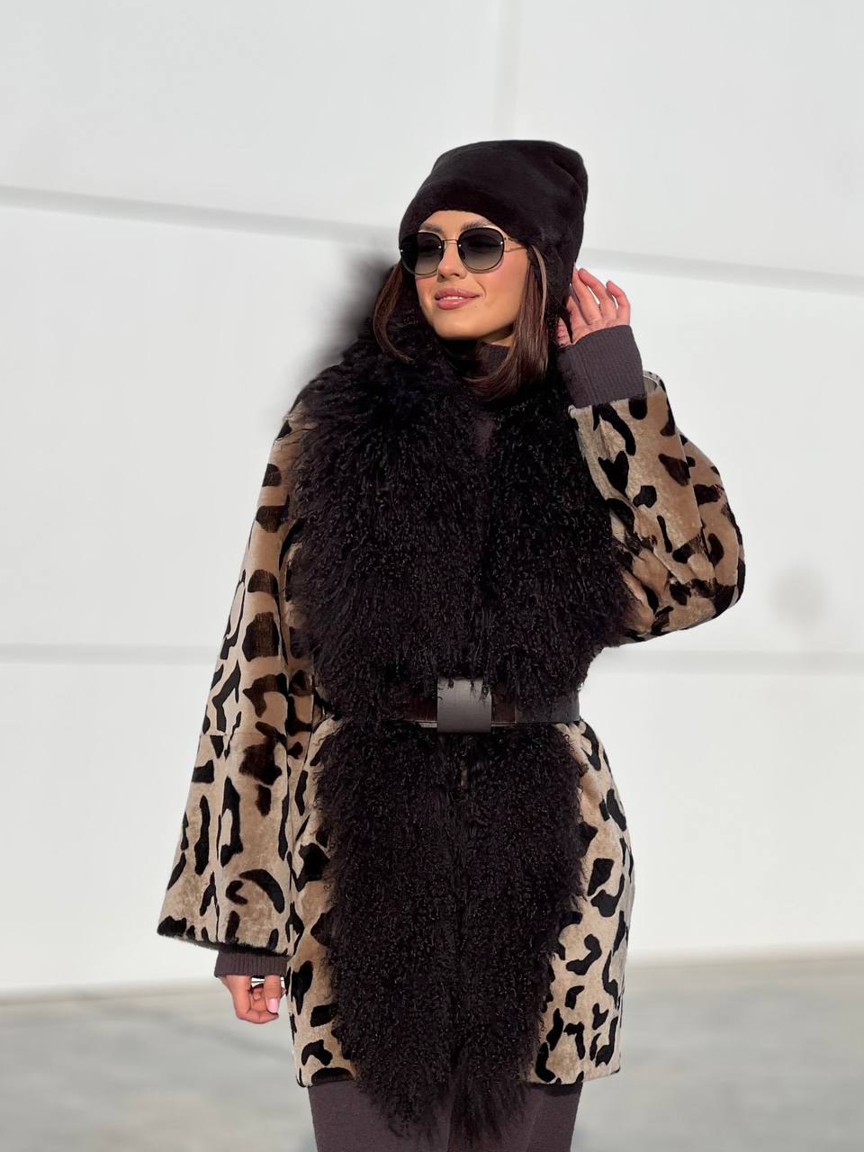 Двусторонняя дубленка с мехом ламы шоколадного цвета.