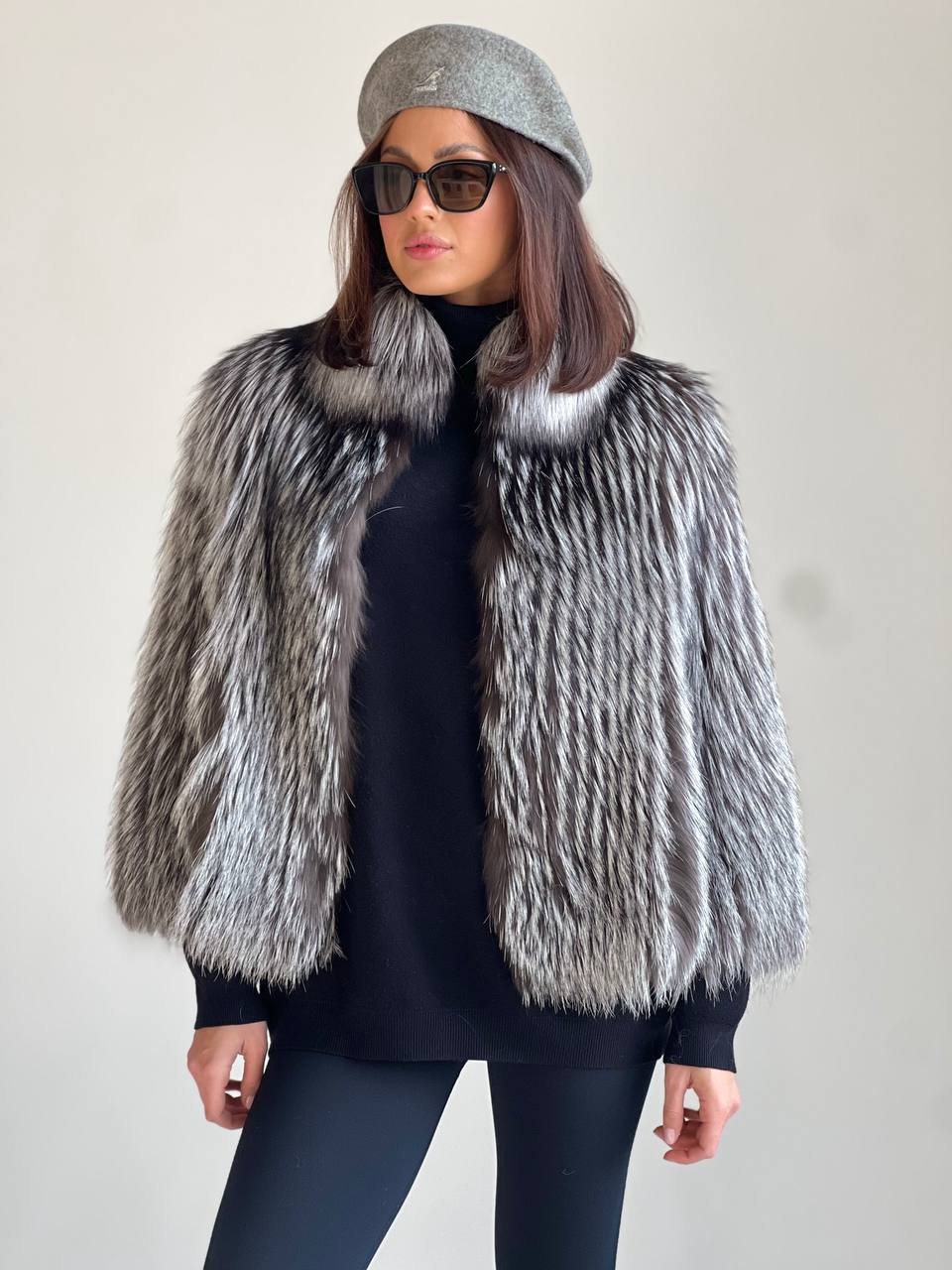 Полушубок из меха чернобурой лисы.