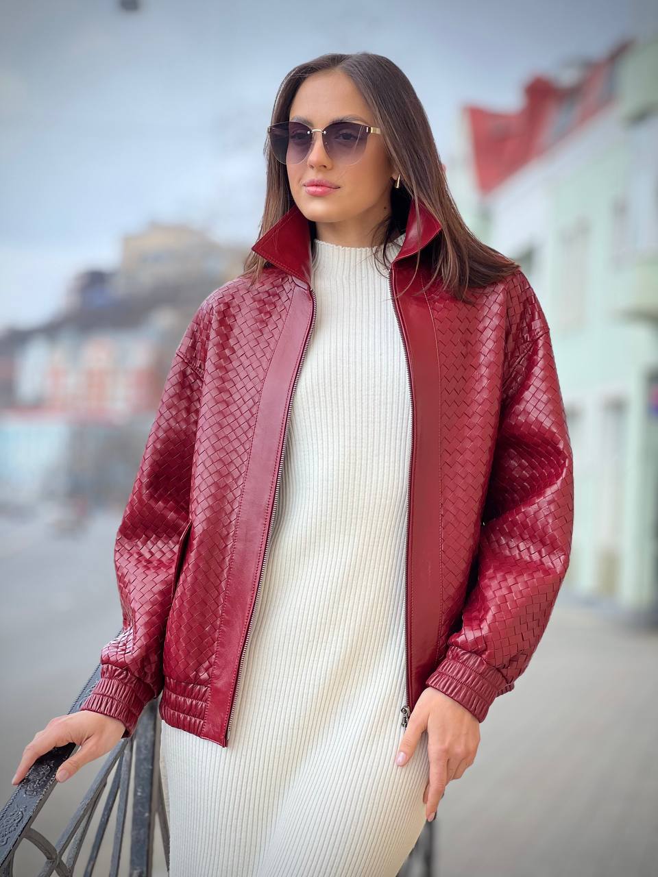 Куртку бомбер из натуральной кожи красно-бордового цвета