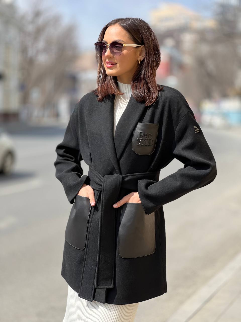 Стильное полупальто выполнено из высококачественной шерсти