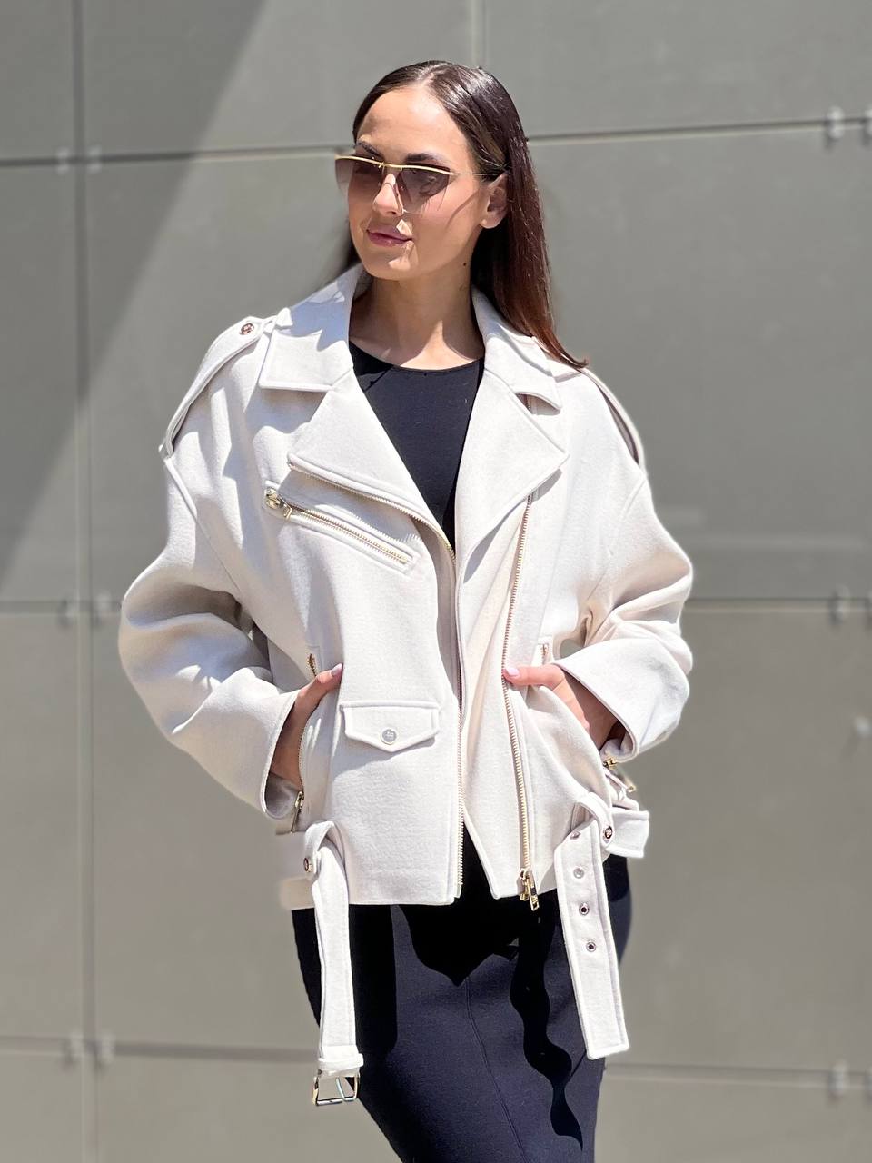 Куртка-косуха выполнена из высококачественной шерсти, молочного цвета