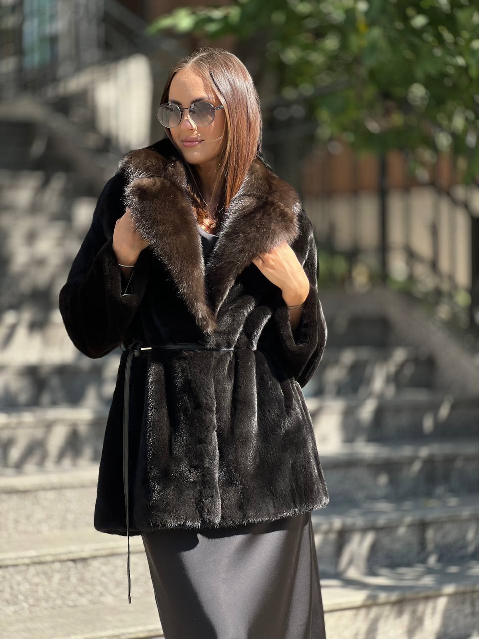полушубок из меха норки BLACKGLAMA с английским воротником из меха баргузинского соболя