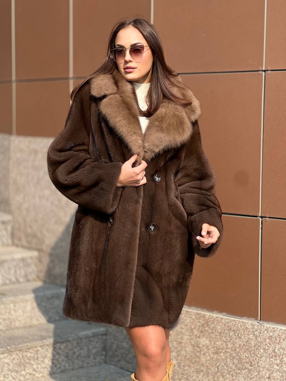 Шуба из меха норки цвета Demi Buff