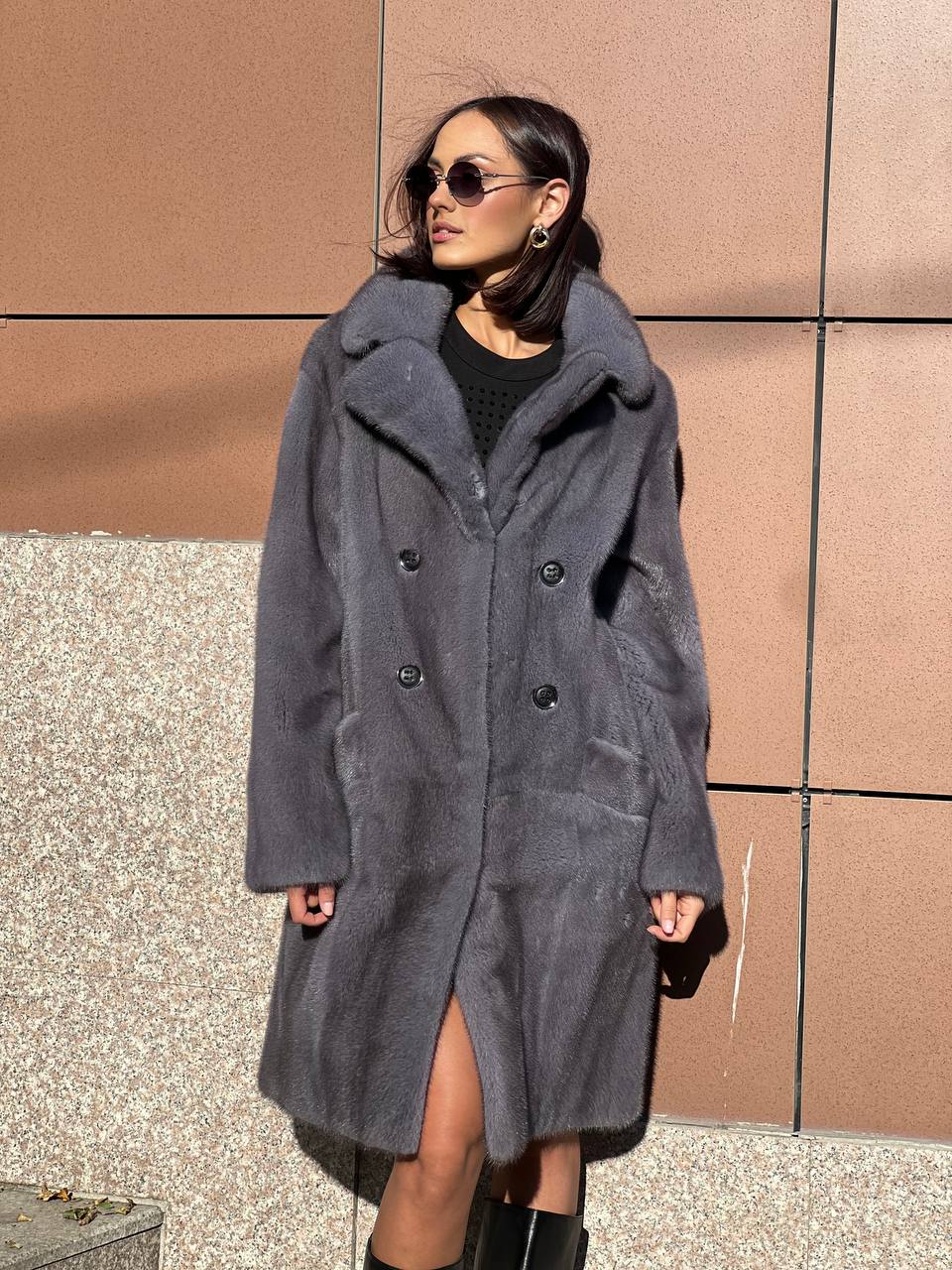 Шуба из натурального меха норки цвета Blue Iris