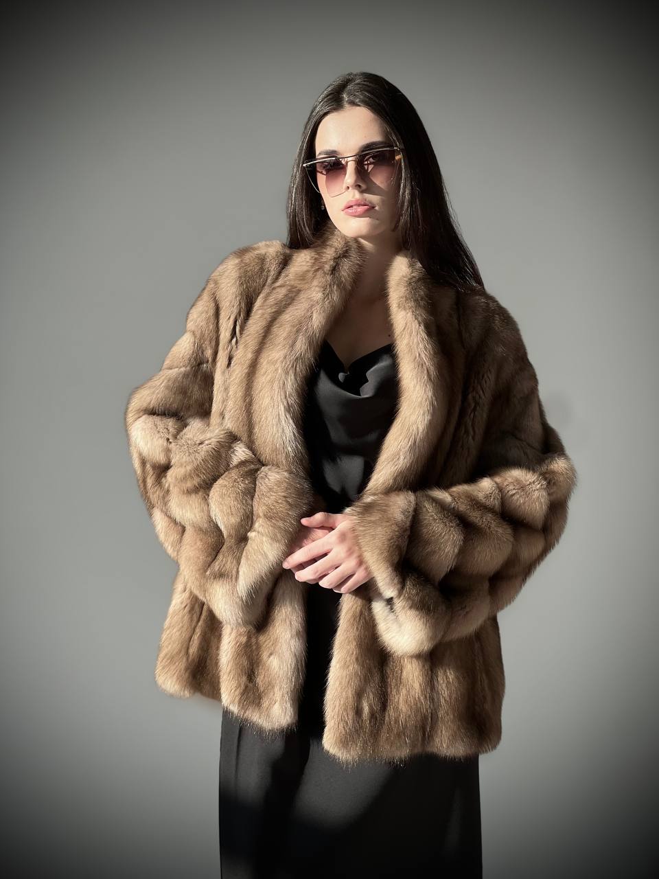 Полушубок из натурального меха соболя оттенка Tortoro