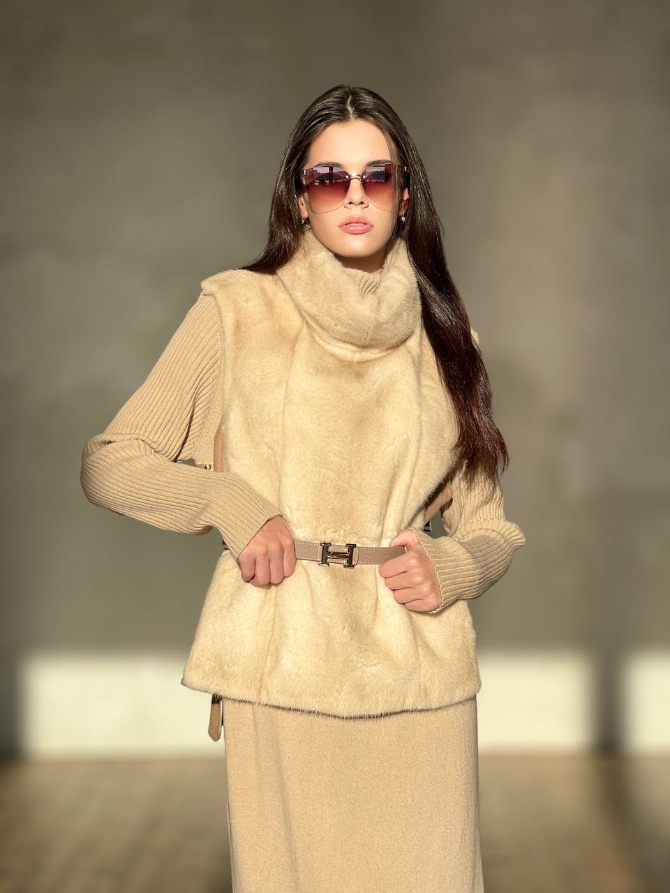 Изысканный жилет из мягкого кашемира оттенка кэмел