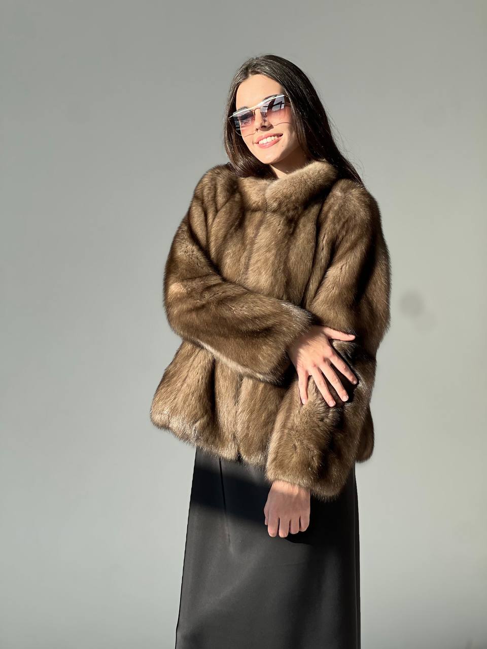 Gолушубок выполнен из меха соболя цвета TORTORA