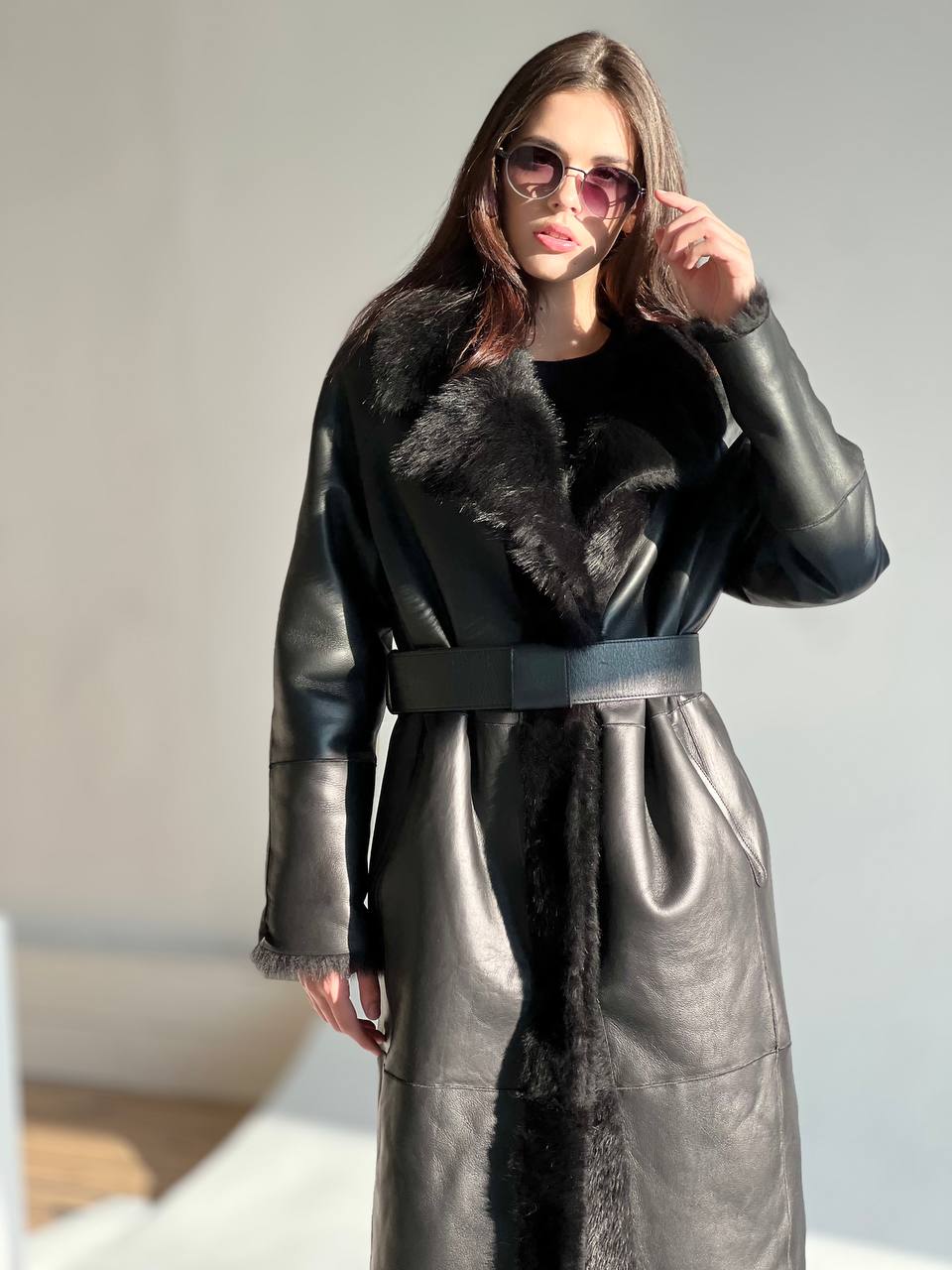 Двусторонняя женская дублёнка из элитного меха овчины Тоскана чёрного цвета