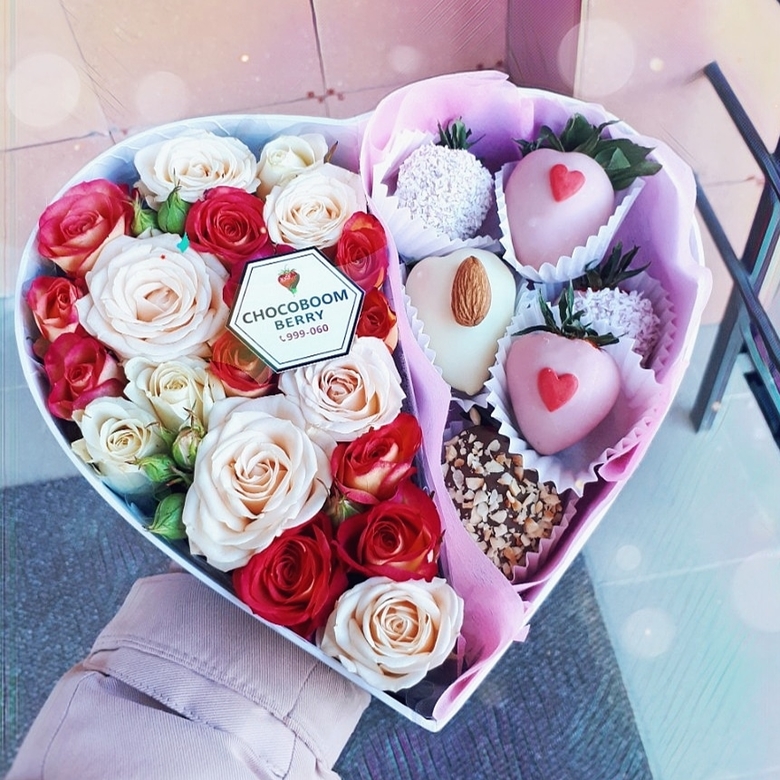 Коробка сердце с цветами и клубникой в шоколаде