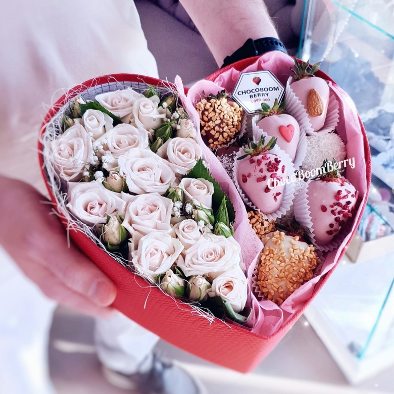 Цветы в коробочке сердце с клубникой в шоколаде