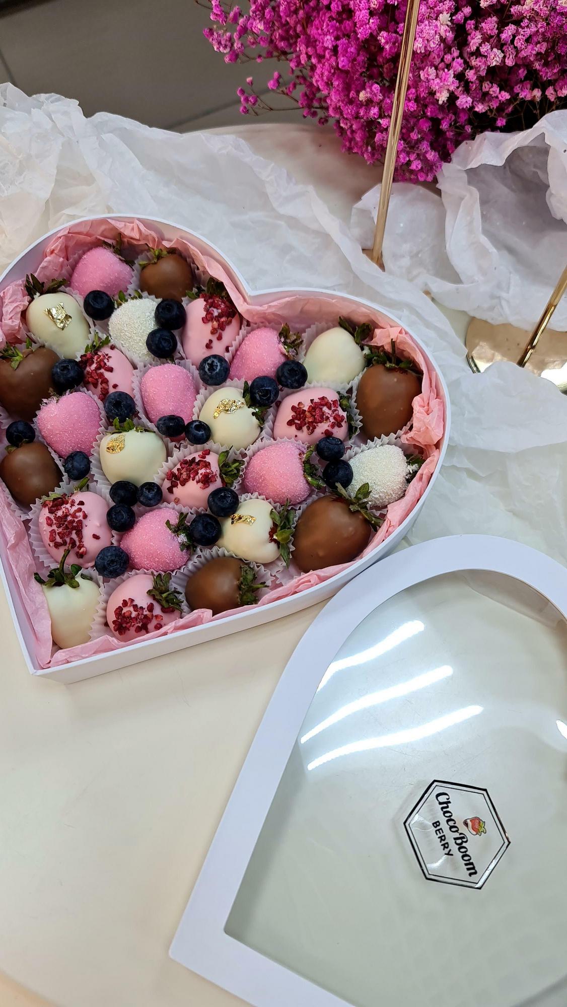 Сердце из клубники в шоколаде с голубикой