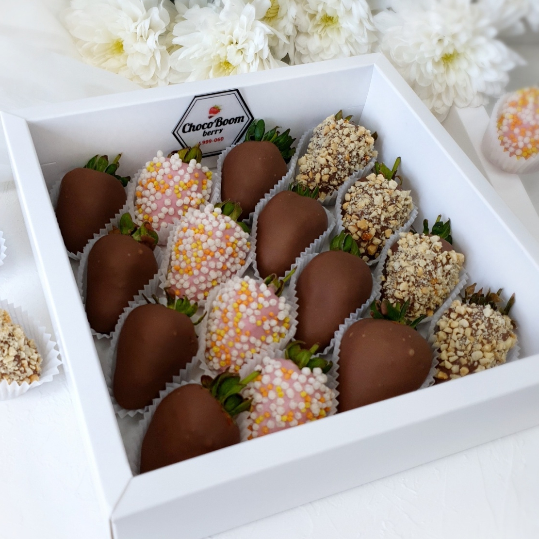 Набор клубники в шоколаде, подарочный набор с клубникой и шоколадом.