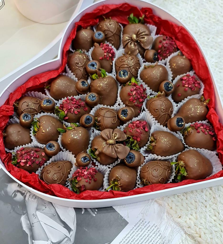 Клубника в шоколаде коробка сердце голубика в шоколаде