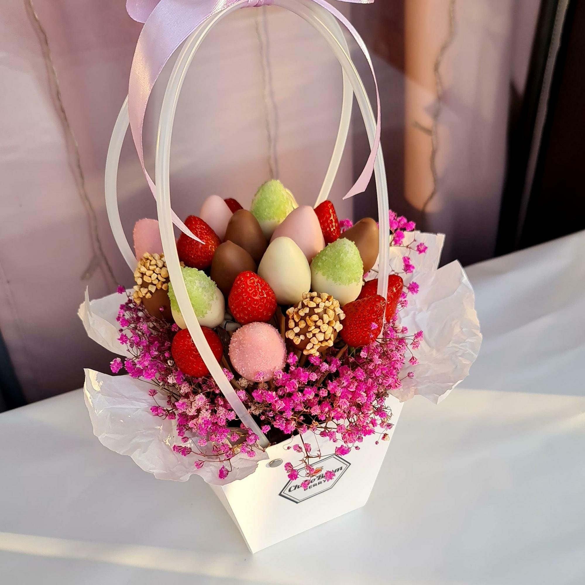 Композиция Сумочка красивый комплимент с клубникой в шоколаде