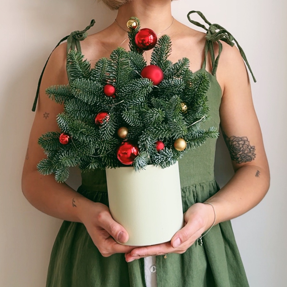 композиция из душистого нобилиса со стеклянными шарами и гирляндой