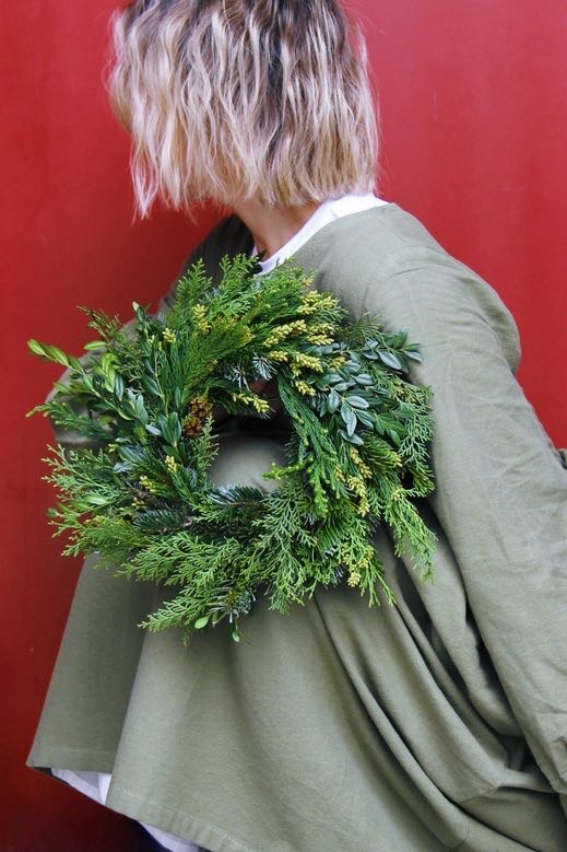 венок с самшитом Душистый из нескольких видов хвои