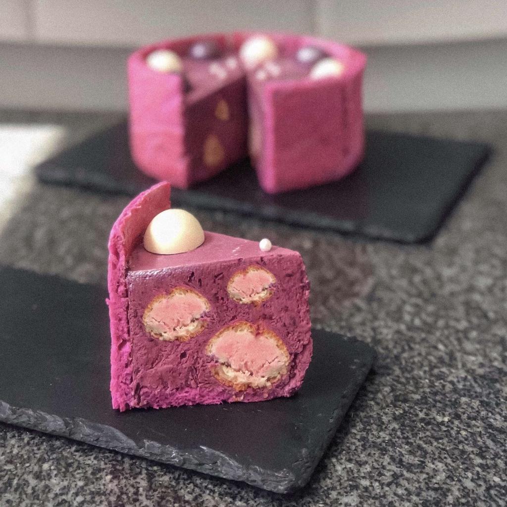 черничный торт с профитролями