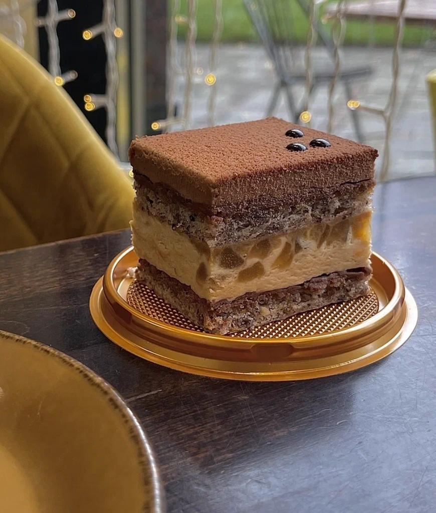 пирожное с карамельной грушей