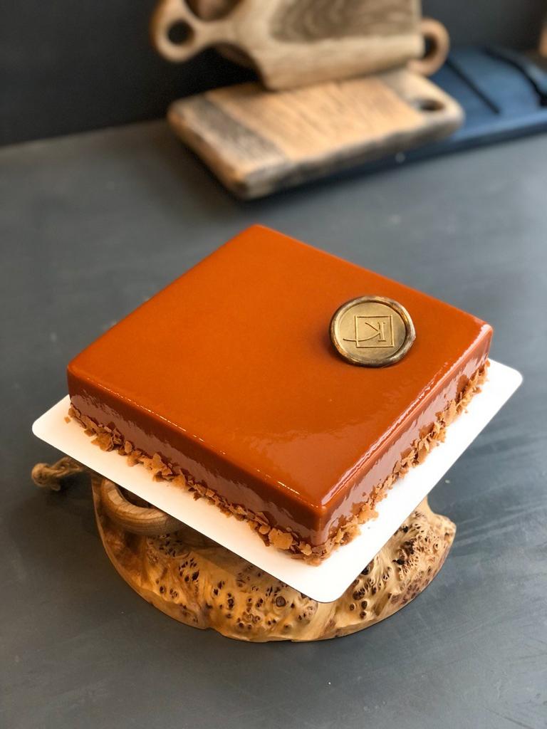 бананово-карамельный муссовый торт с глазурью