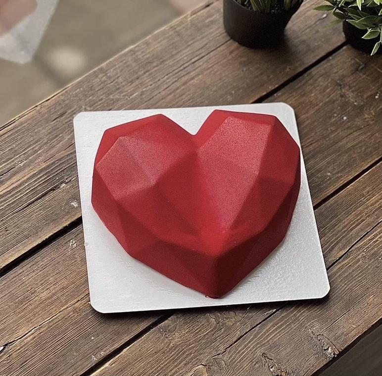 Шоколадный торт сердце с красной глазурью