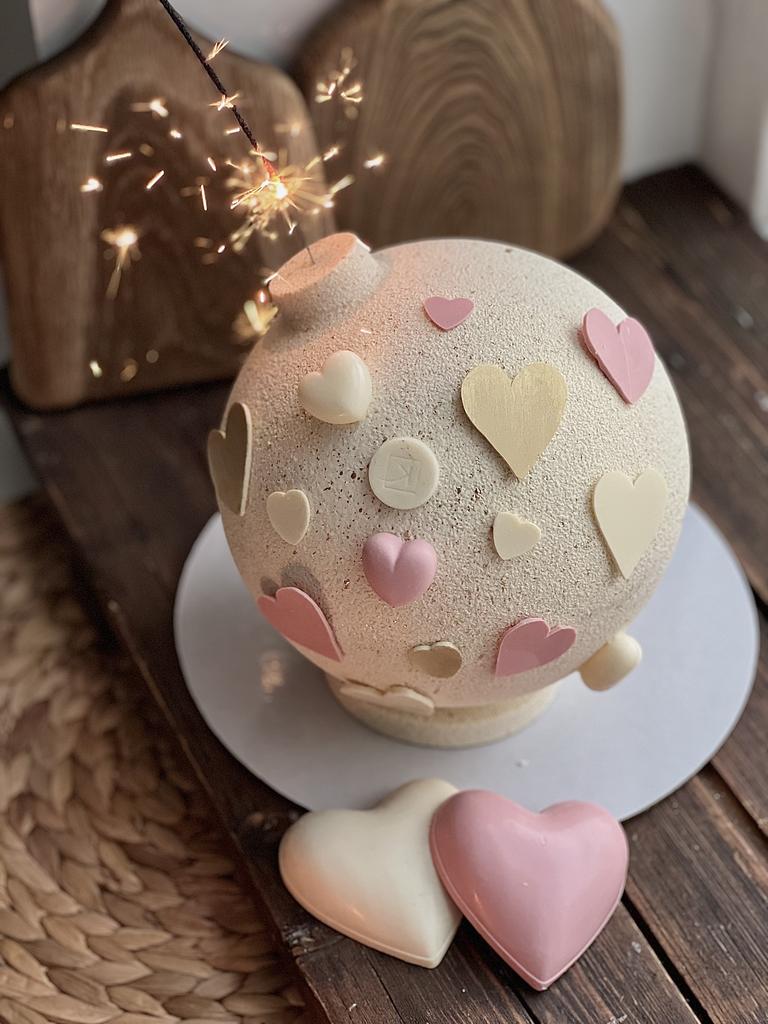 Торт-бомба в форме сердца