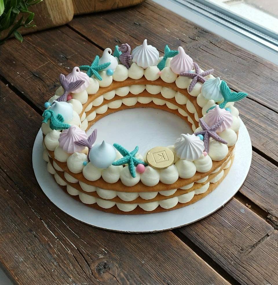 Медовик с ягодами и белым шоколадом