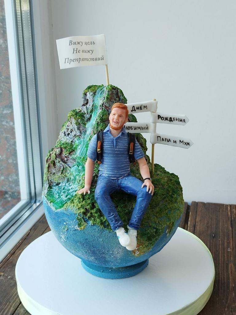 Торт в виде гор с водопадом