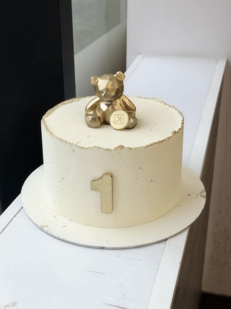 Торт на 1 годик с шоколадной фигуркой