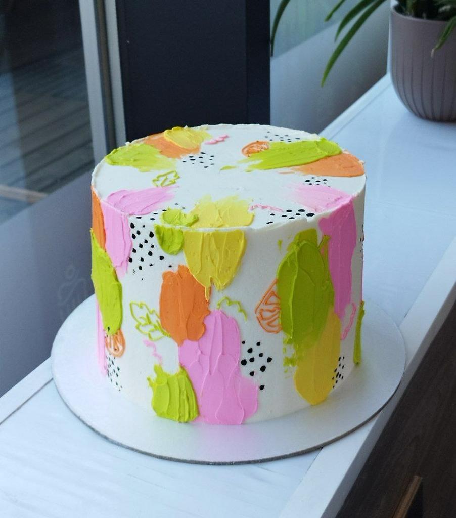 торт с кремовыми мазками